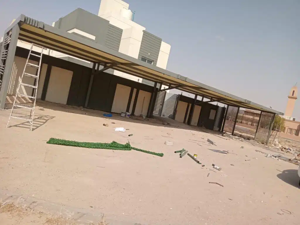 تركيب مظلات وسواتر بالرياض — هيكل حديدي مجلفن وقواعد خرسانية